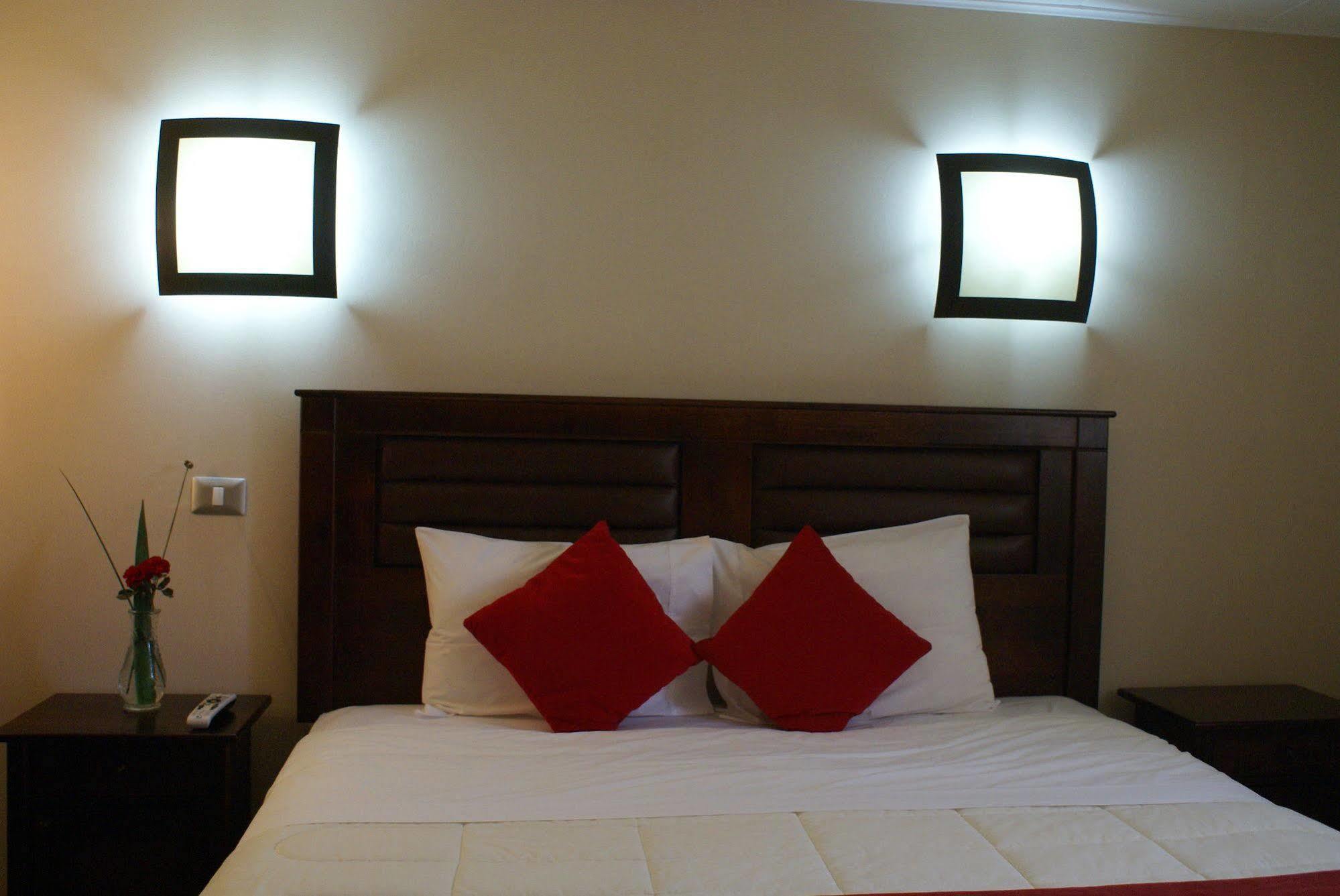 Hotel Baviera Parral Exterior photo