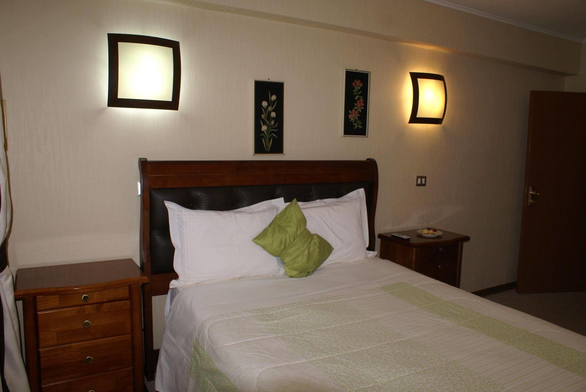 Hotel Baviera Parral Exterior photo